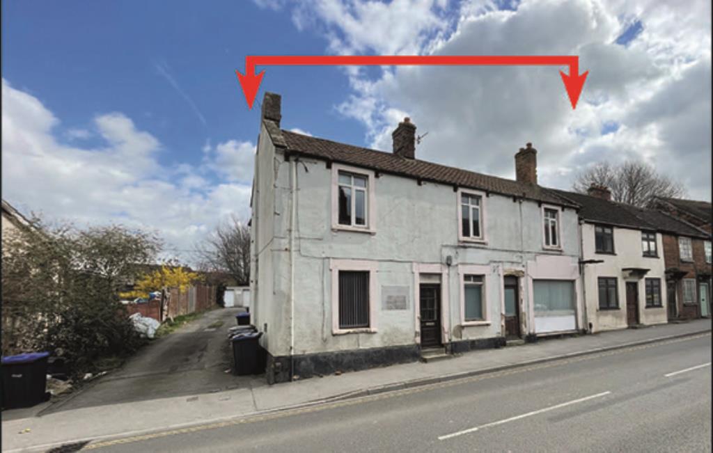 Lot: 128 - MIXED-USE DEVELOPMENT OPPORTUNITY WITH THREE GARAGES AND SIX PARKING SPACES - General view of front of building